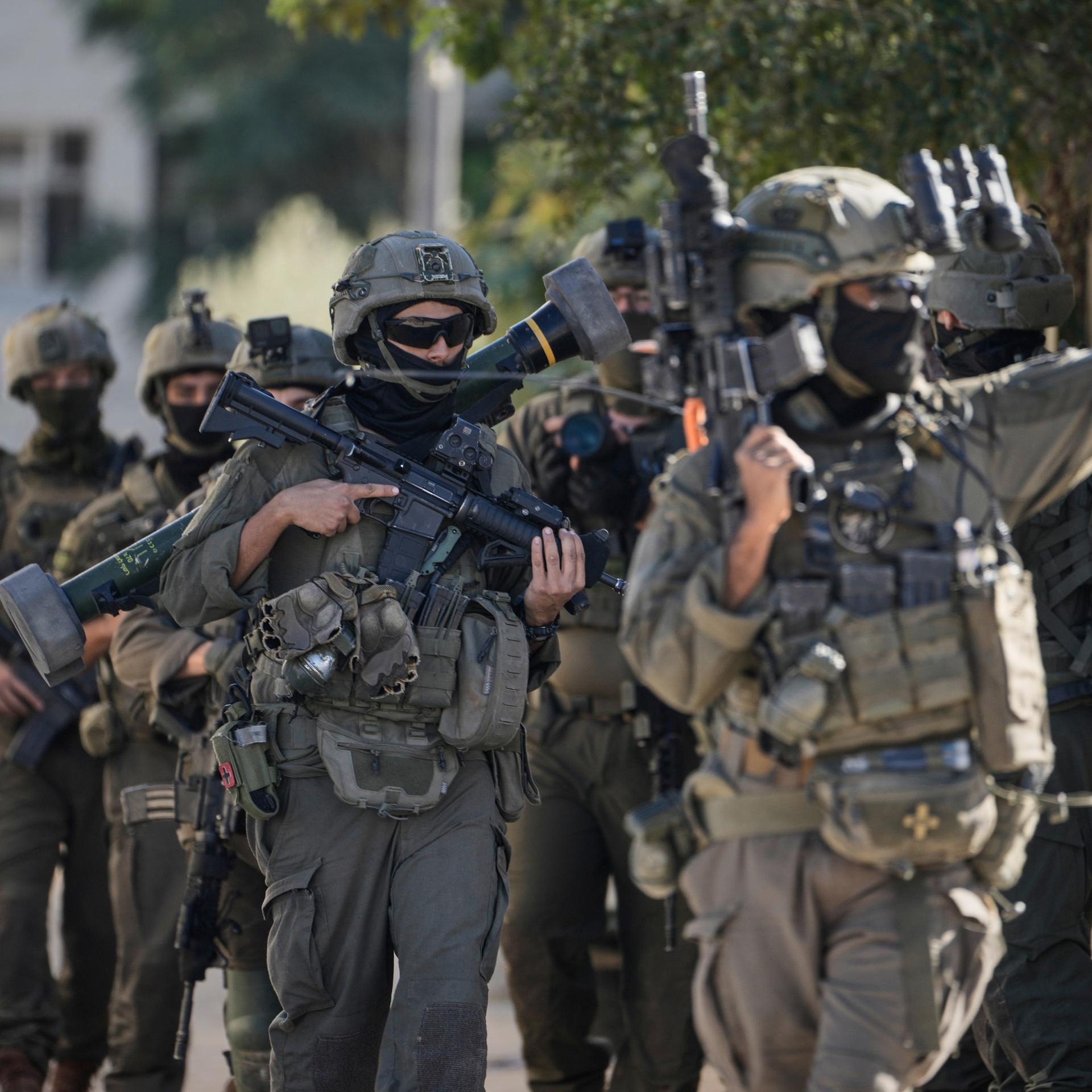 Mehrere israelische Soldaten gehen mit Gewehren während einer Razzia in der Stadt Tubas im Westjordanland.