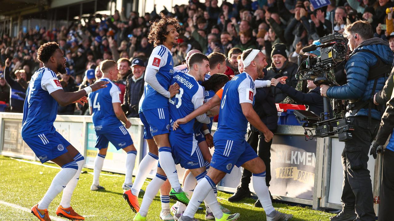 Die Spieler von Macclesfield jubeln 