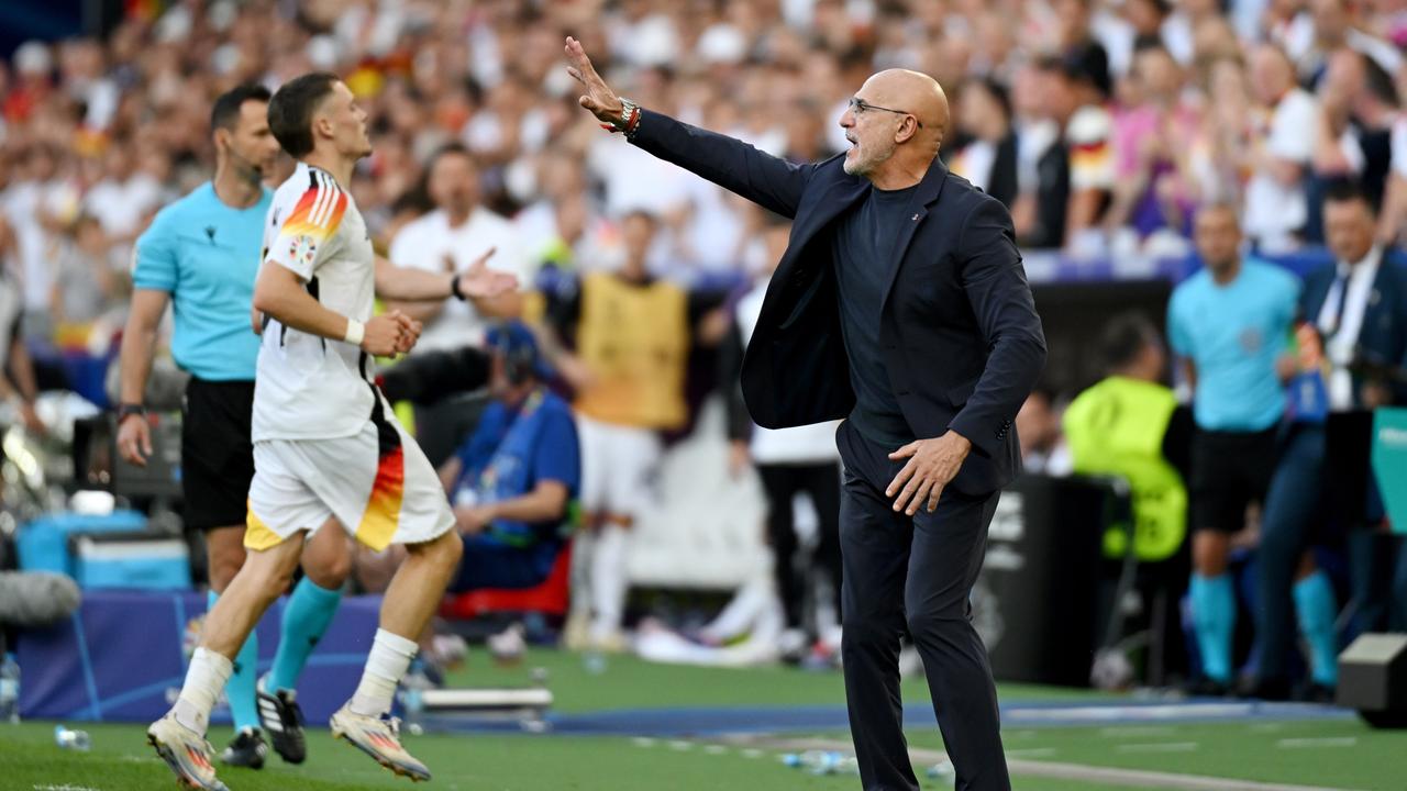 Spaniens Trainer Luis de la Fuente gibt taktische Anweisungen am Spielfeldrand bei der Euro 2024 Deutschland gegen Spanien.