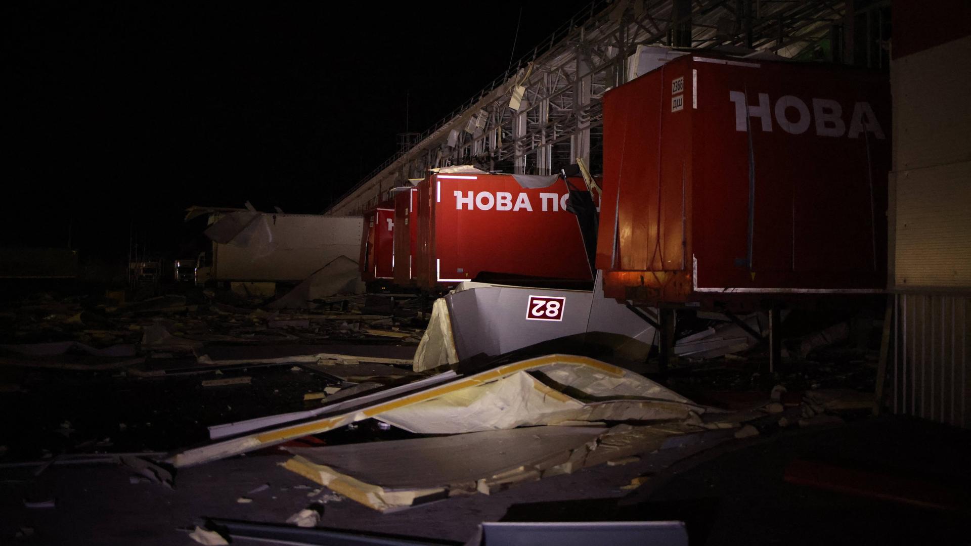 Das zerstörte nächtliche Postverteilzentrum in Korotytsch nach einem Raketenangriff.