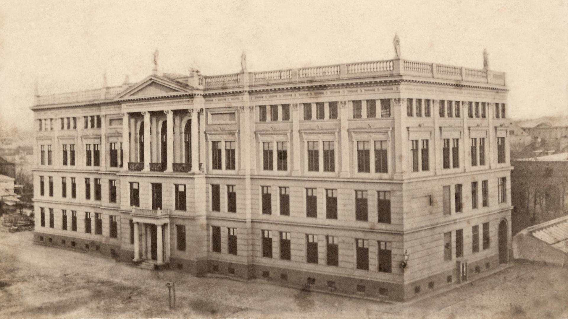 Historisches Foto des Wilhelm Gymnasium in Berlin, in der NS-Zeit war das gezeigte Gebäude Sitz des Volksgerichtshofs bis 1945. 