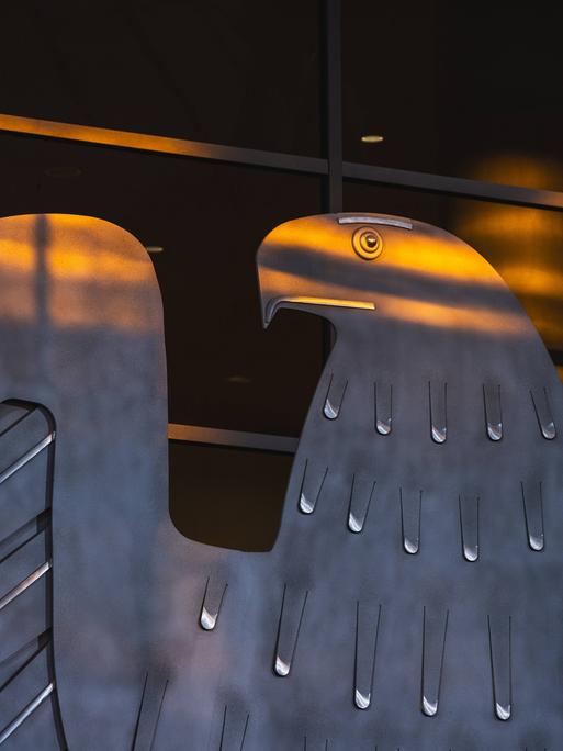 Abendsonne strahlt auf den Bundesadler im Plenarsaal im Deutschen Bundestag. 