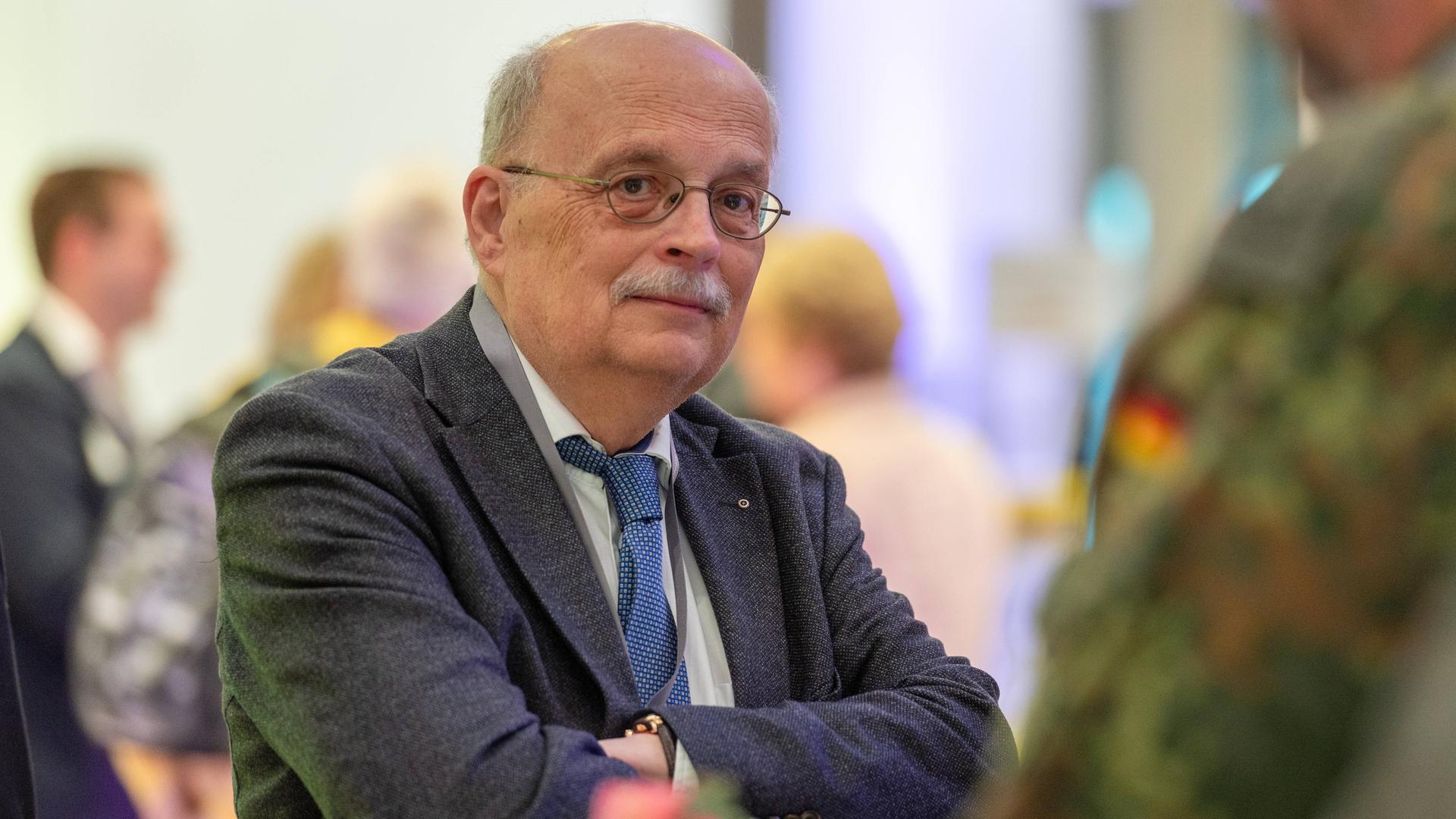 Der Politikwissenschaftler Prof. Dr. Joachim Krause schaut in die Kamera. Er hält die Arme verschränkt. Der Politikwissenschaftler Prof. Dr. Joachim Krause schaut in die Kamera. Er hält die Arme verschränkt.