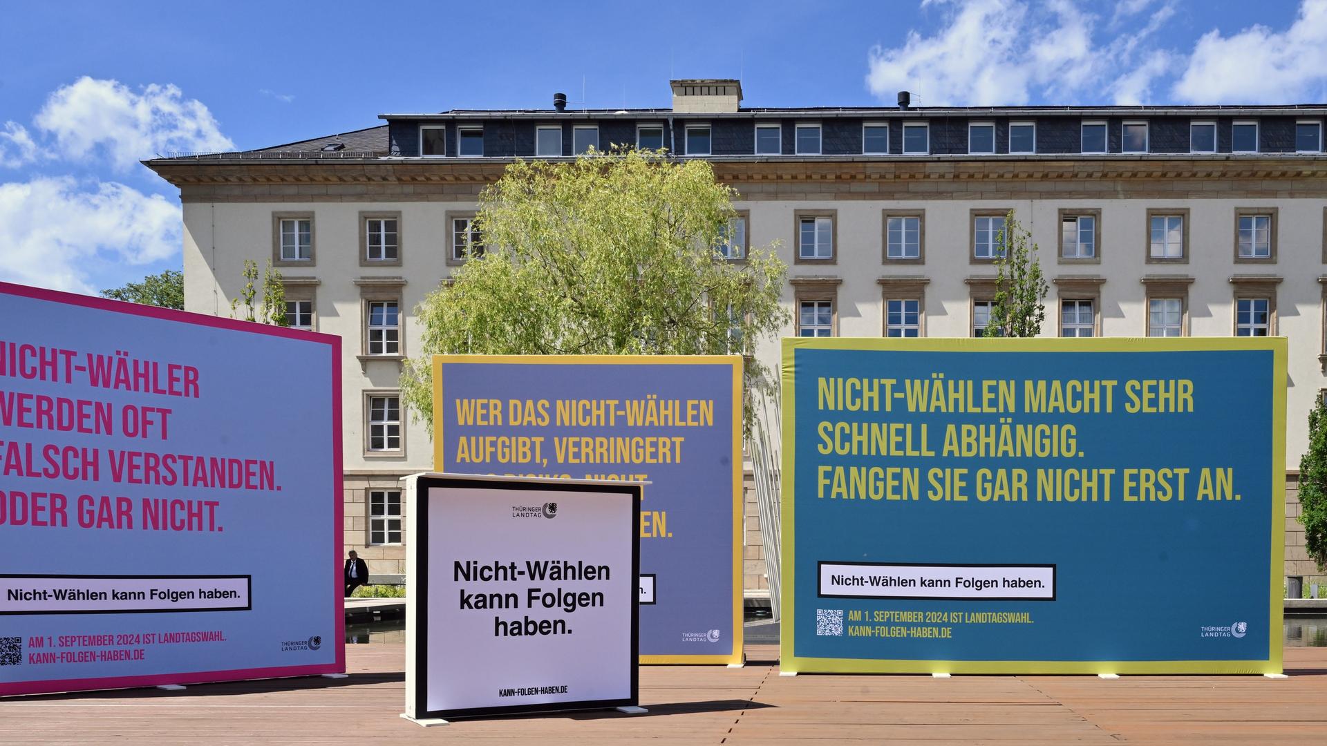 Plakate einer Kampagne zur Wahlmobilisierung. Auf dem Vordersten steht im Stil des Warnhinweises auf einer Zigarettenschachtel: "Nicht-Wählen kann Folgen haben."