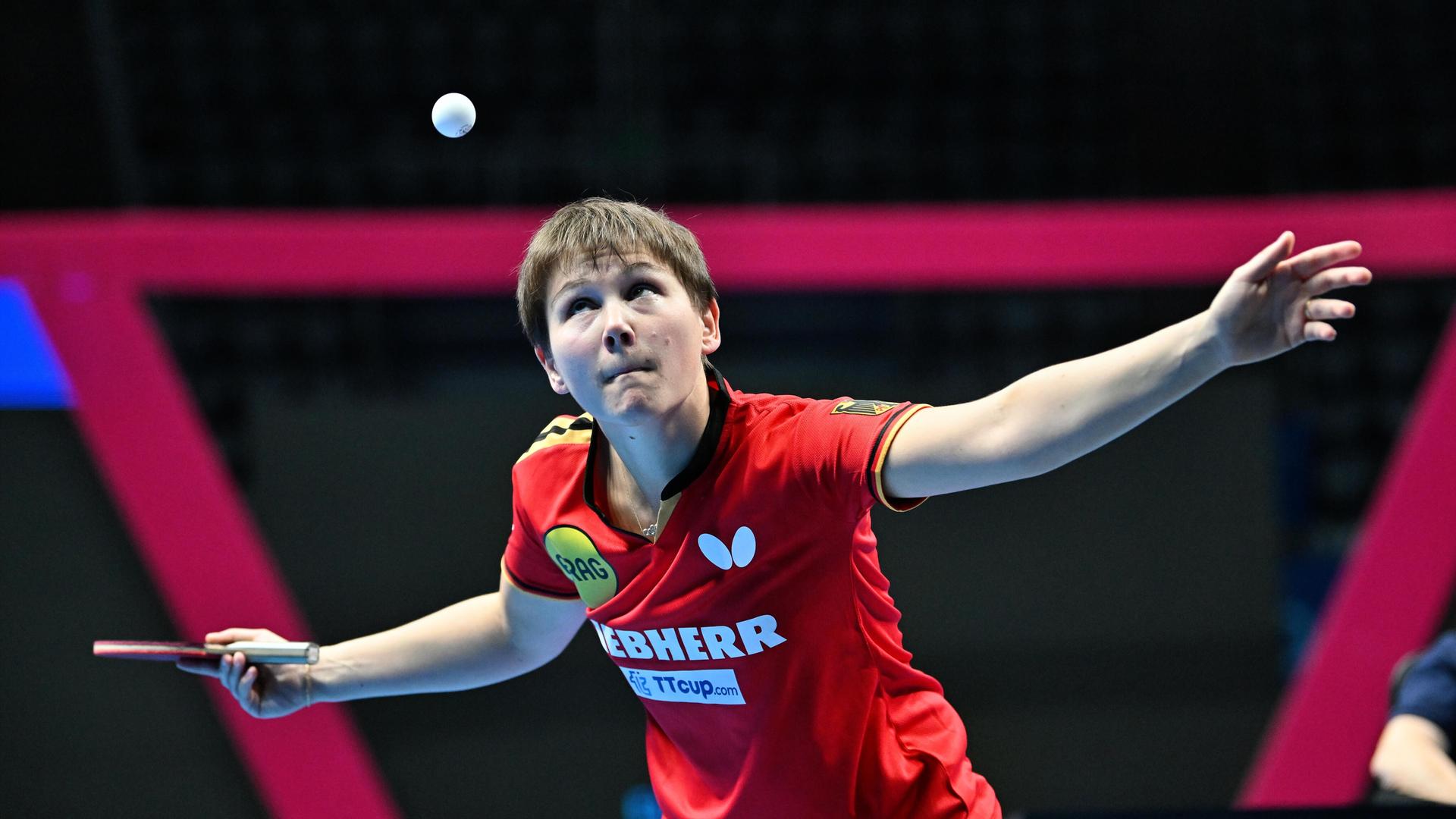 Tischtennisspielerin Nina Mittelham schaut bei einem Spiel kurz vor der Ballannahme nach oben. Tischtennisspielerin Nina Mittelham schaut bei einem Spiel kurz vor der Ballannahme nach oben.