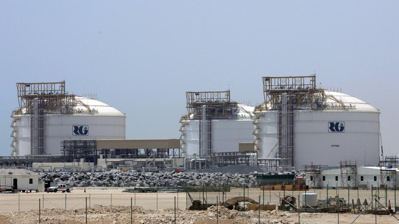 Drei riesige Gasbehälter