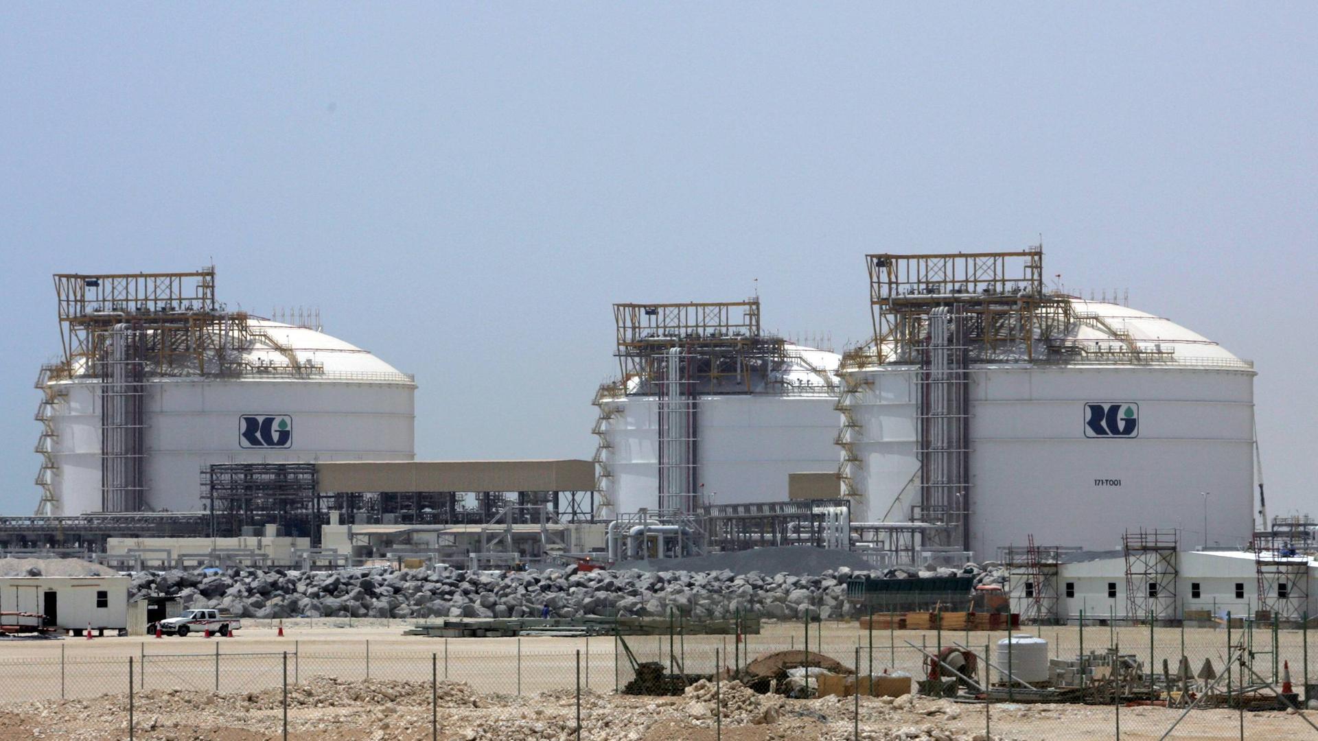 Drei riesige Gasbehälter