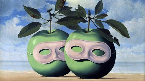 Auf der Malerei sind zwei grüne Äpfel zu sehen, die Gesichtsmasken tragen und so wirken, als würden sie miteinander tuscheln.