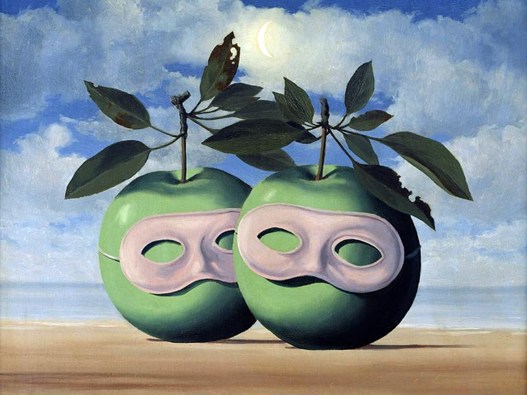 Auf der Malerei sind zwei grüne Äpfel zu sehen, die Gesichtsmasken tragen und so wirken, als würden sie miteinander tuscheln.