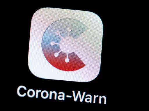 Das Symbolbild der Corona-Warn-App ist auf einem Handy-Display zu sehen