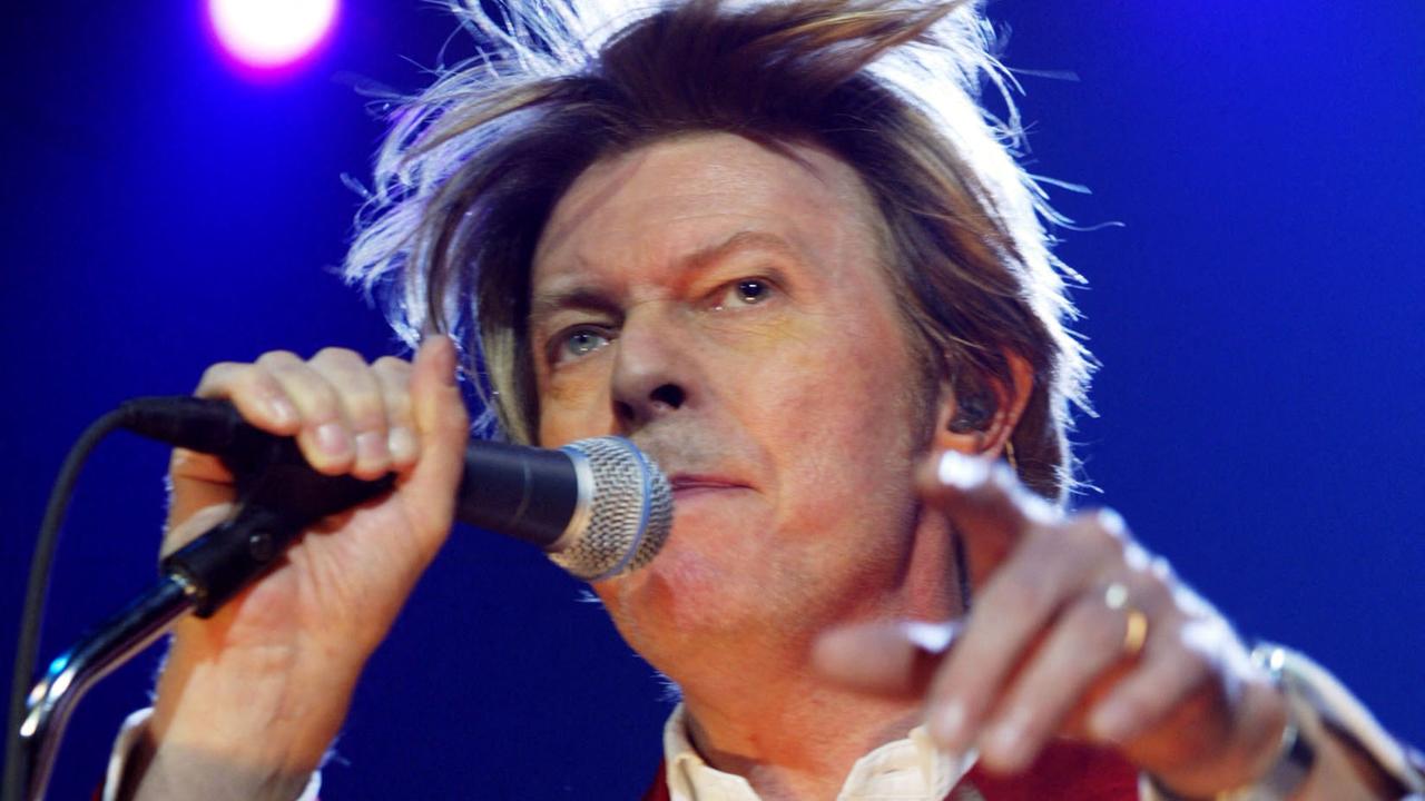 David Bowie beim Auftritt auf der Zénith-Bühne in Paris. David Bowie beim Auftritt auf der Zénith-Bühne in Paris.