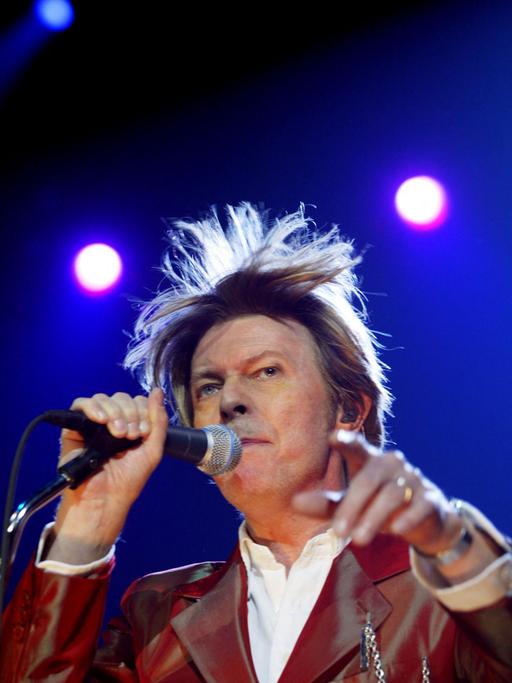 Das Archivbild von David Bowie zeigt den Popstar 2002 beim Auftritt auf der Zénith-Bühne in Paris.
