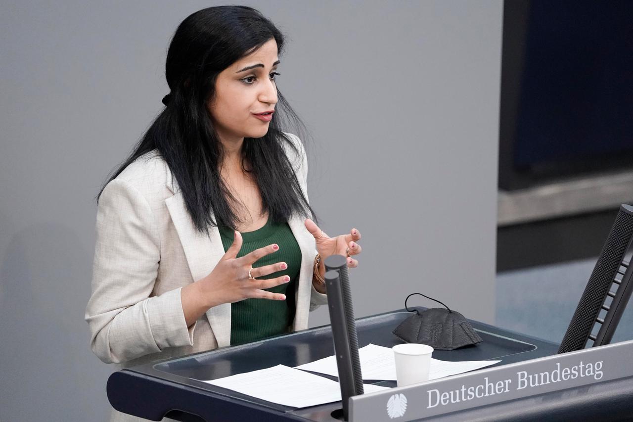 Eine junge Frau am Rednerpult: Schahina Gambir von der Partei Bündnis 90/ Dbei ihrer Rede zur Haushaltsdebatte im Bundestag.