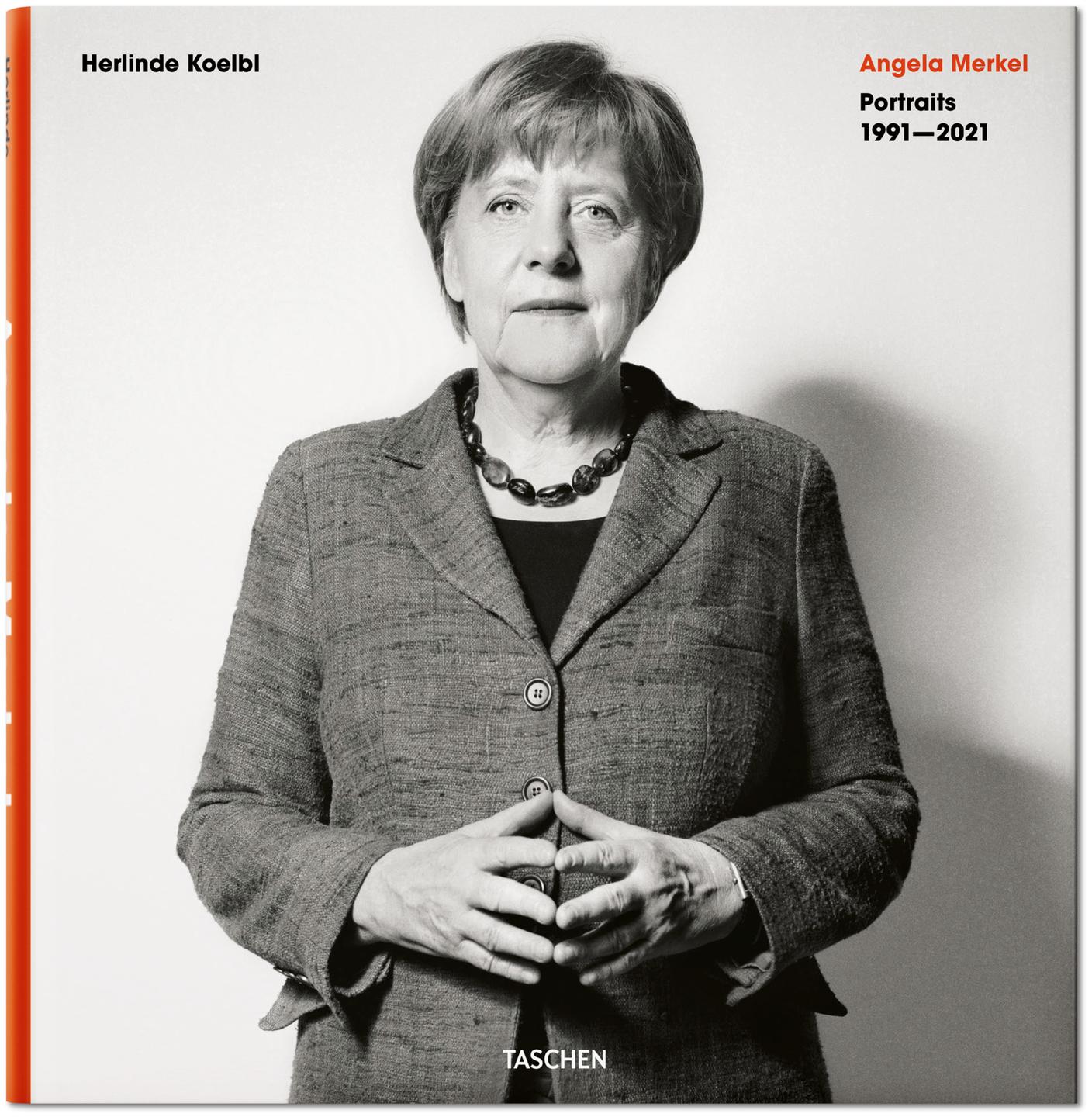 Das Buchcover zu "Herlinde Koelbl. Angela Merkel" zeigt ein Körperporträt von Angela Merkel, auf dem sie ihre Fingerspitzen zur Raute aneinander legt.