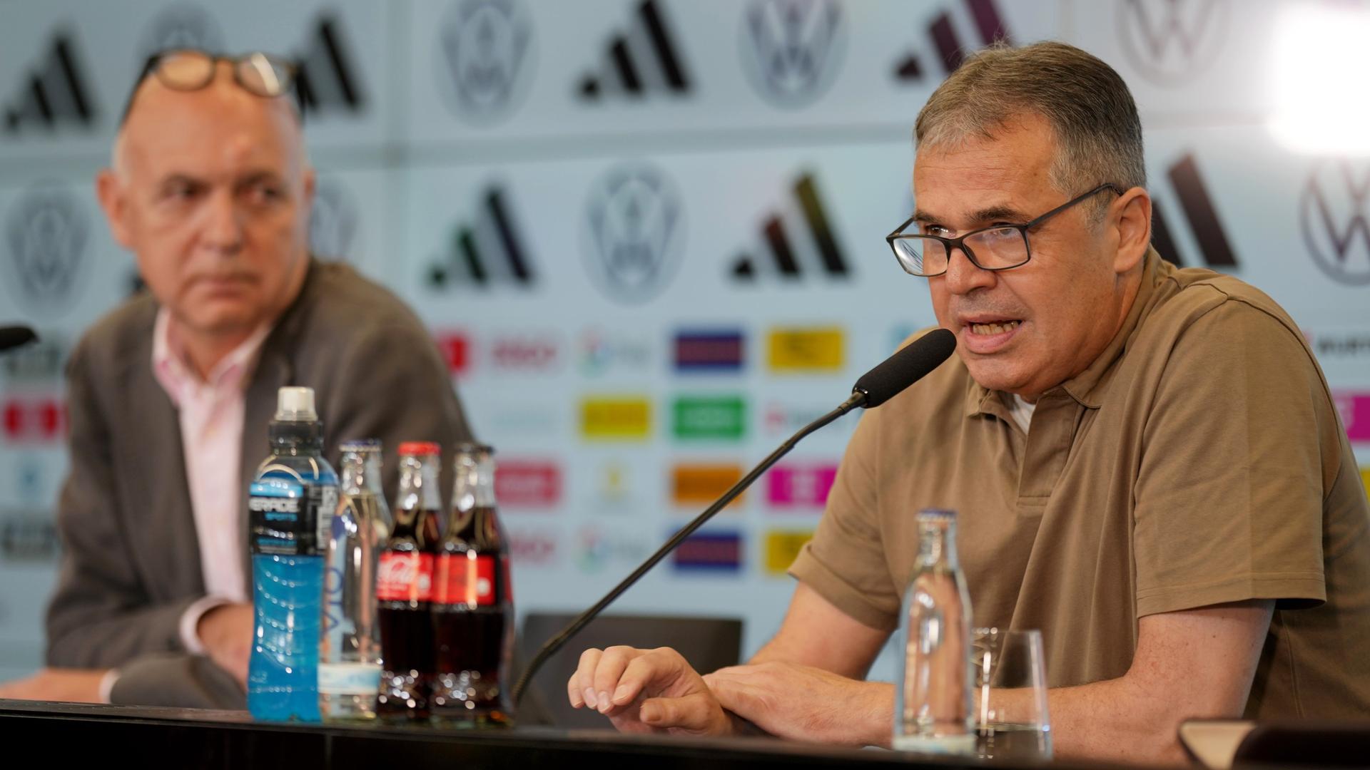 DFB-Präsident Bernd Neuendorf stellt in einer Pressekonferenz Andreas Rettig (r) als neuen Geschäftsführer Sport vor.