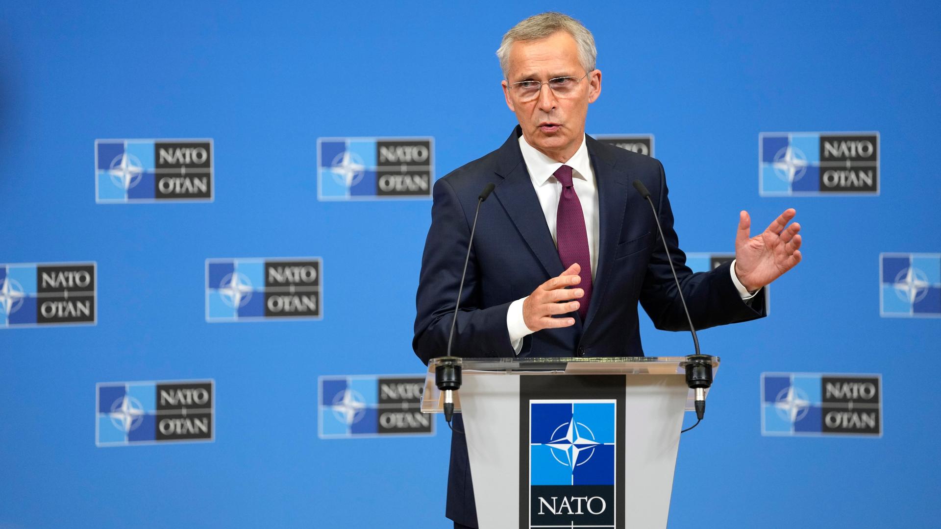 Jens Stoltenberg, Nato-Generalsekretär, steht an einem Rednerpult und gestikuliert mit den Händen. Jens Stoltenberg, Nato-Generalsekretär, steht an einem Rednerpult und gestikuliert mit den Händen.