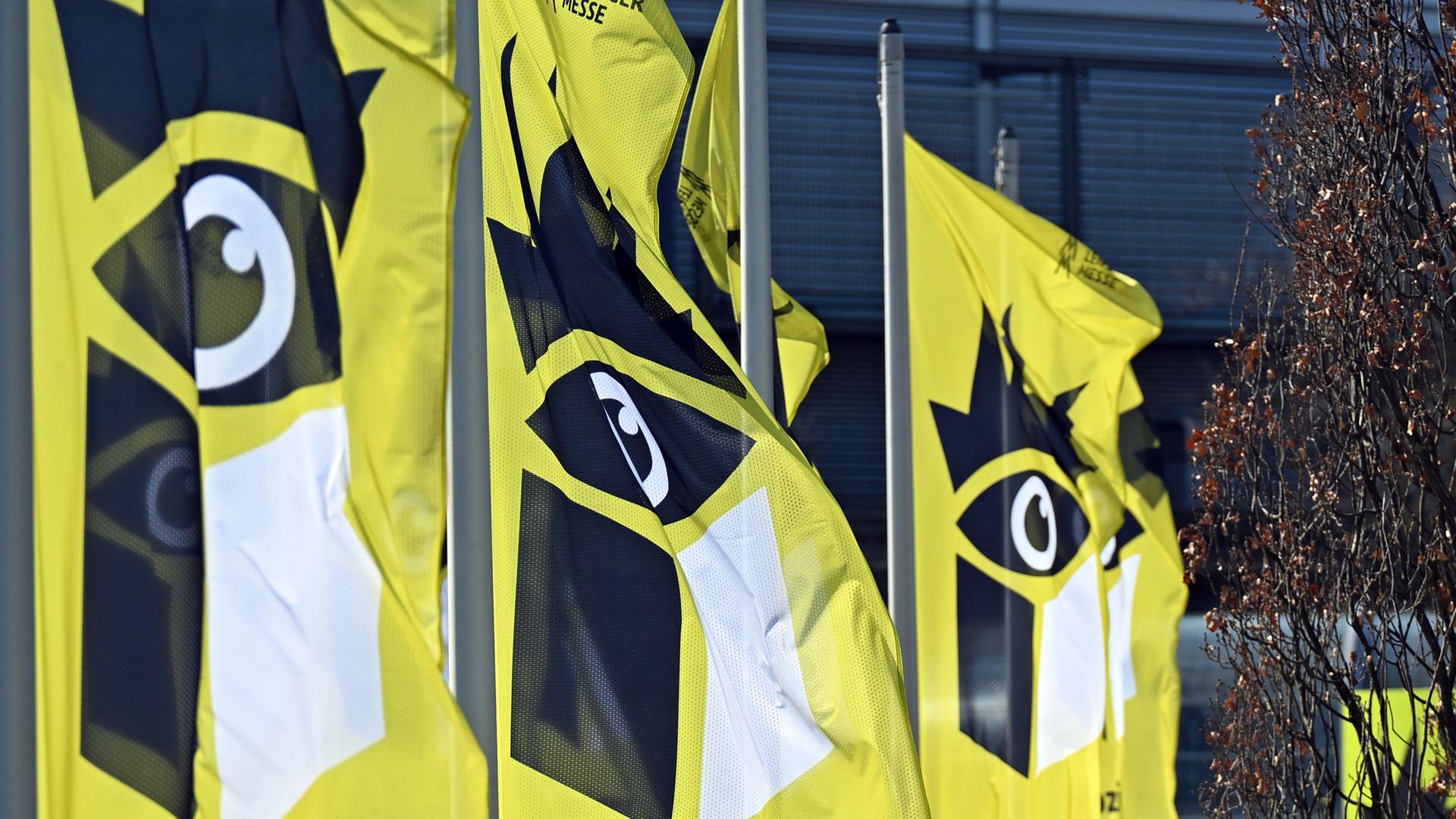 Fahnen wehen vor der Leipziger Buchmesse. 