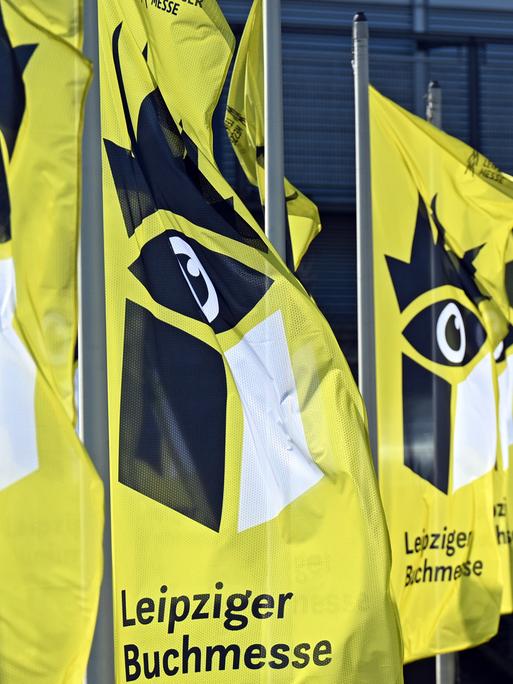 Fahnen wehen vor der Leipziger Buchmesse. 