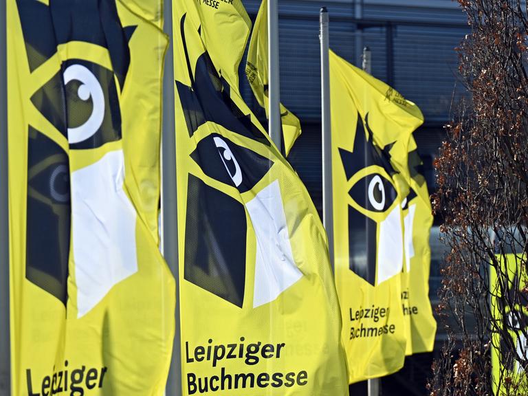 Fahnen wehen vor der Leipziger Buchmesse. 