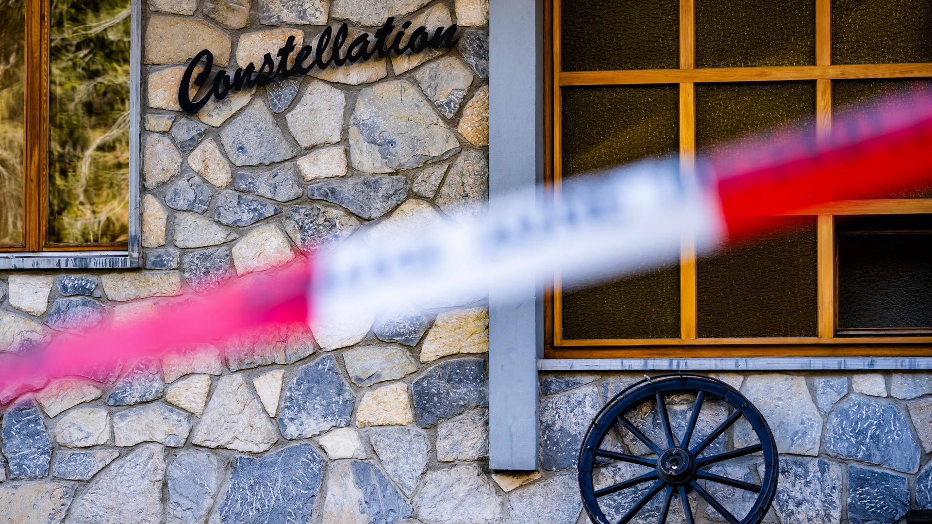 Ein Absperrband der Polizei vor dem Bereich, in dem in der Bar und Lounge Le Constellation nach einer Explosion in den frühen Morgenstunden der Silvesternacht ein Feuer ausgebrochen ist. 