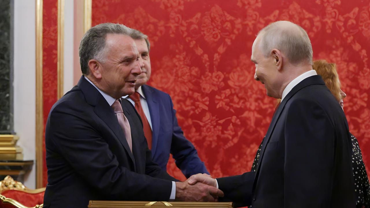 Steve Witkoff und Vladimir Putin geben sich die Hand.