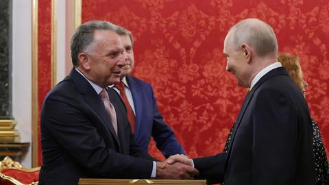 Steve Witkoff und Vladimir Putin geben sich die Hand.