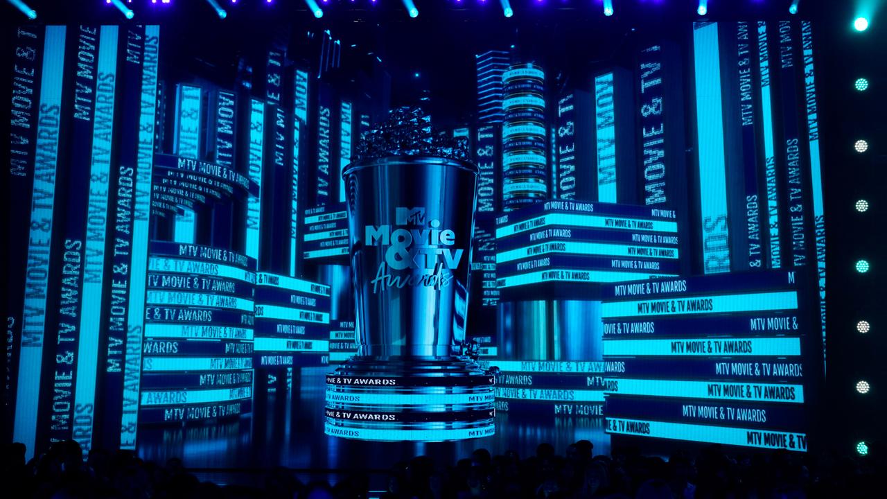 Blick auf die in blaues Licht getauchte Bühnenkulisse der MTV Movie & TV Awards vor deren Start 2022