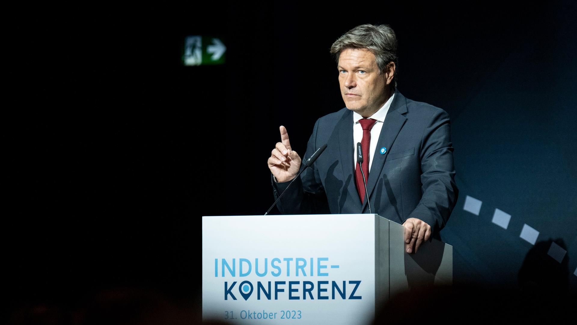 Berlin: Robert Habeck (Bündnis 90 / Die Grünen), Vizekanzler und Bundesminister für Wirtschaft und Klimaschutz, spricht auf der Industriekonferenz.