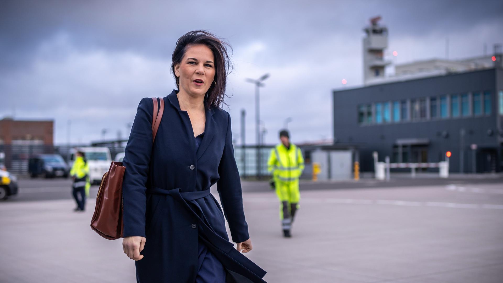 Außenminsiterin Annalena Baerbock (Bündnis 90/Die Grünen), geht zu einem Flugzeug der Flugbereitschaft der Luftwaffe um in die Türkei zu fliegen. 