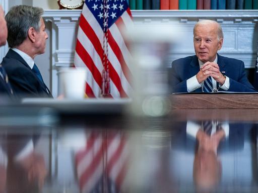 US-Präsident Joe Biden und US-Außenminister Antony Blinken bei einem Treffen im Roosevelt Room des Weißen Hauses