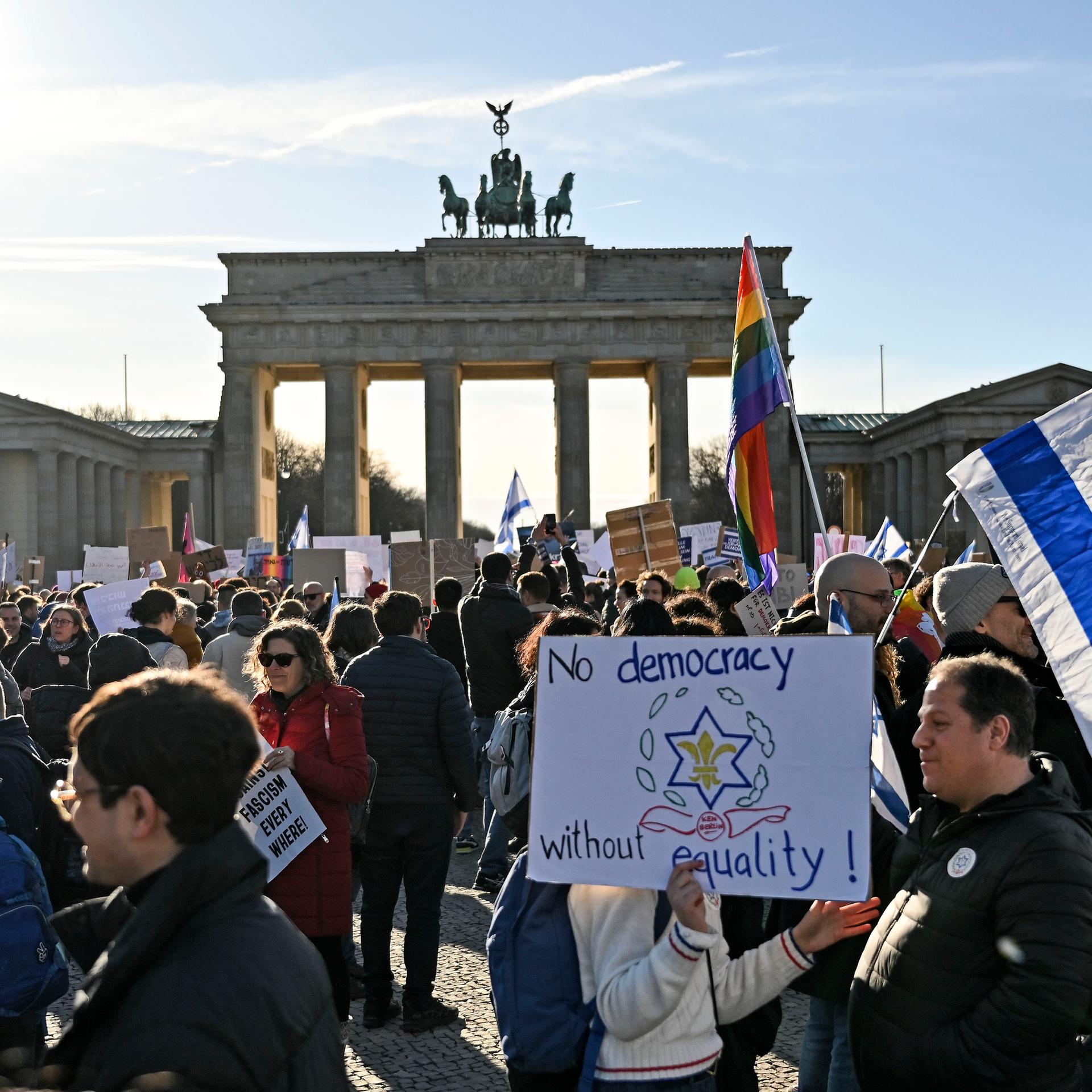 Demonstration am Brandenburger Tor gegen die Justizreform von Israels Premier Benjamin Netanyahu bei seinem Besuch am 16. März 2023 in Berlin.