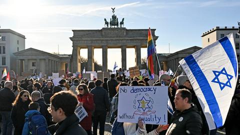 Demonstration am Brandenburger Tor gegen die Justizreform von Israels Premier Benjamin Netanyahu bei seinem Besuch am 16. März 2023 in Berlin.