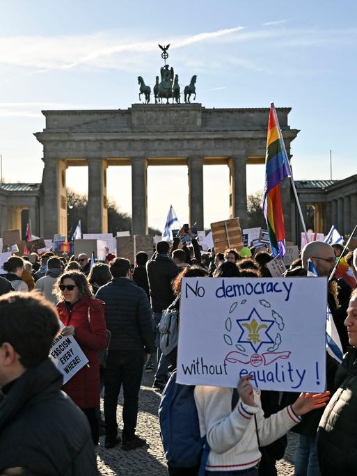 Demonstration am Brandenburger Tor gegen die Justizreform von Israels Premier Benjamin Netanyahu bei seinem Besuch am 16. März 2023 in Berlin.