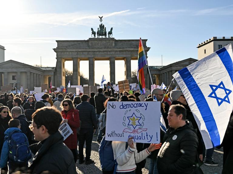 Demonstration am Brandenburger Tor gegen die Justizreform von Israels Premier Benjamin Netanyahu bei seinem Besuch am 16. März 2023 in Berlin.