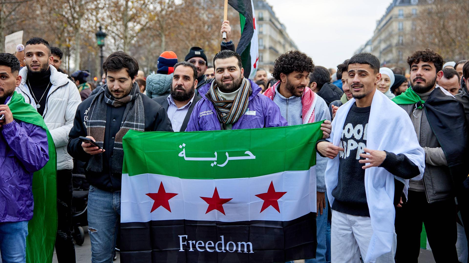 In Paris feiern Bürger das Ende der Assad-Diktatur in Syrien.