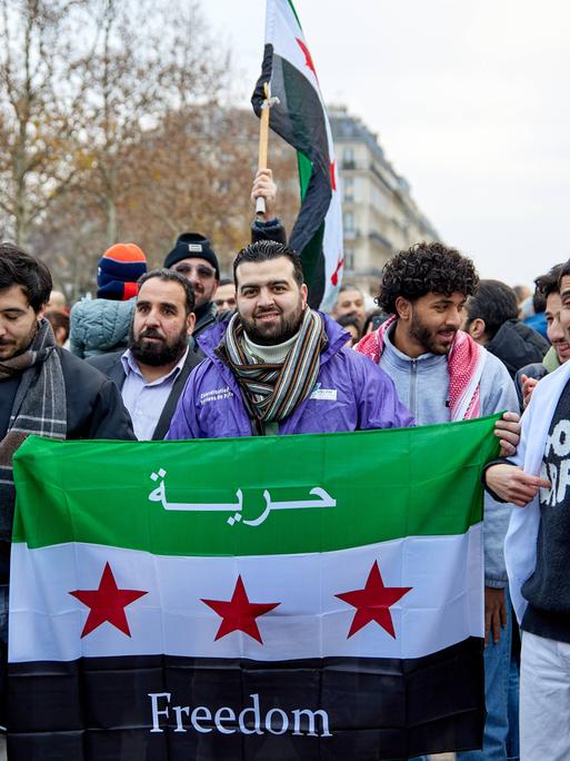 In Paris feiern Bürger das Ende der Assad-Diktatur in Syrien.