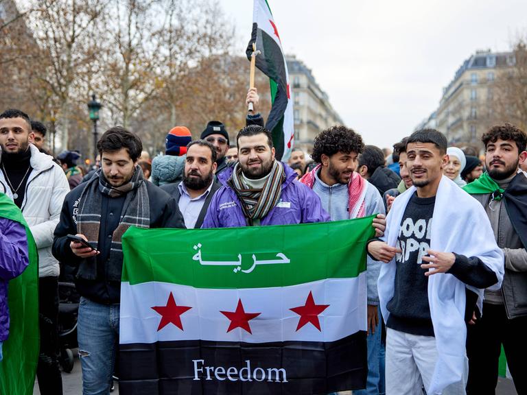 In Paris feiern Bürger das Ende der Assad-Diktatur in Syrien.