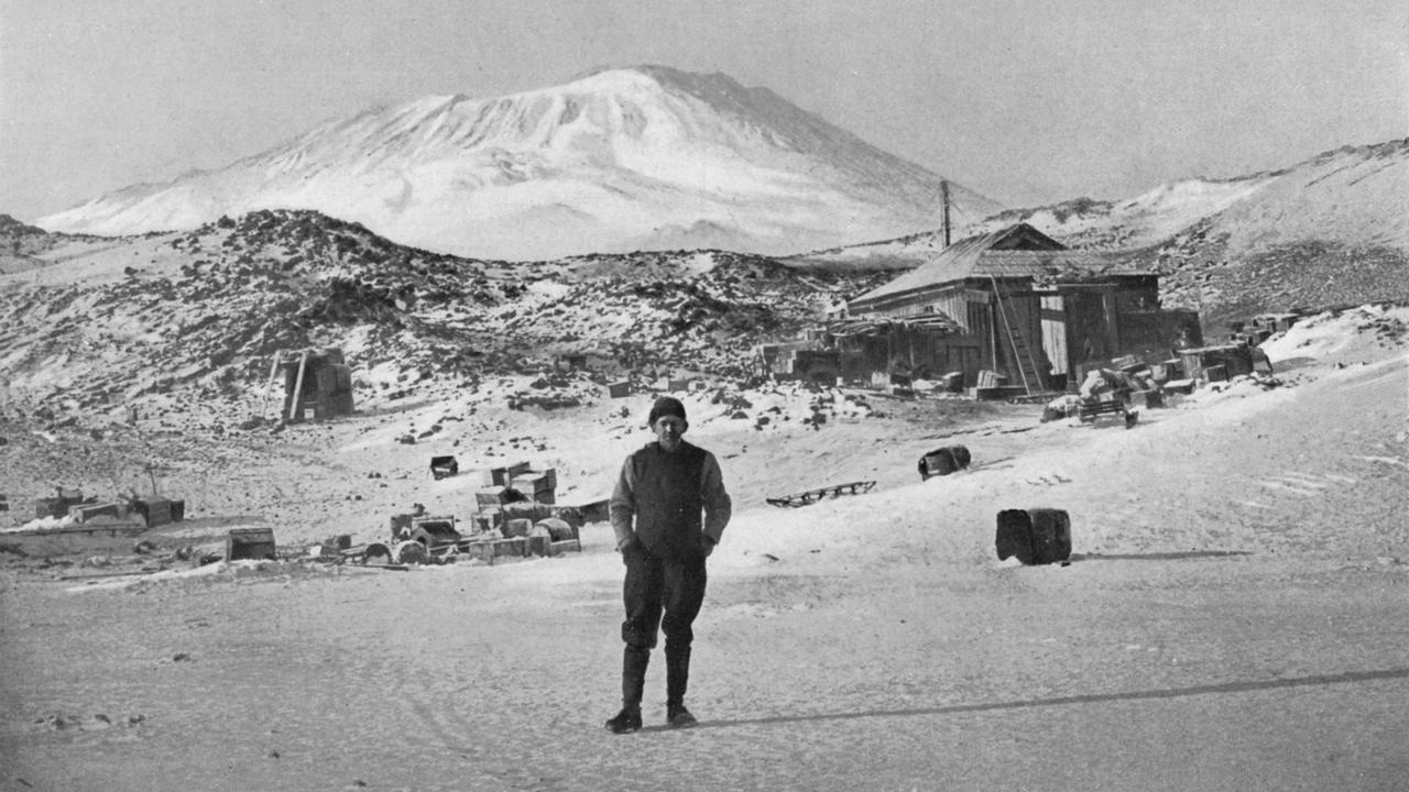 Der britische Polarforscher Ernest Shackleton im Cape Royds Basiscamp in der Antarktis, ca. 1908. Unbekannter Künster
