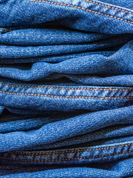 Mehrere Jeans liegen auf einem Stapel