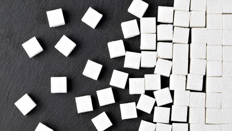Zuckerwürfel auf schwarzem Hintergrund