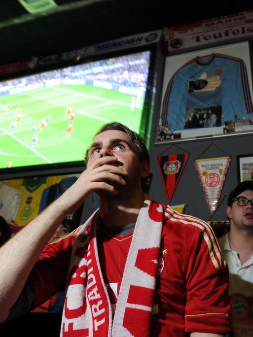 Fußballfans verfolgen in der Kneipe "Stadion an der Schleißheimer Straße" in München ein Champions-League-Spiel des FC Bayern.