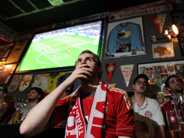 Fußballfans verfolgen in der Kneipe "Stadion an der Schleißheimer Straße" in München ein Champions-League-Spiel des FC Bayern.