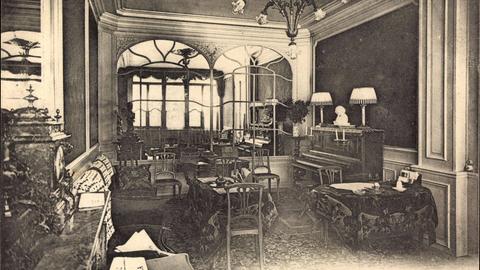 Paris, Hôtel de lOpéra, Salon, Piano, Tische, Stühle.