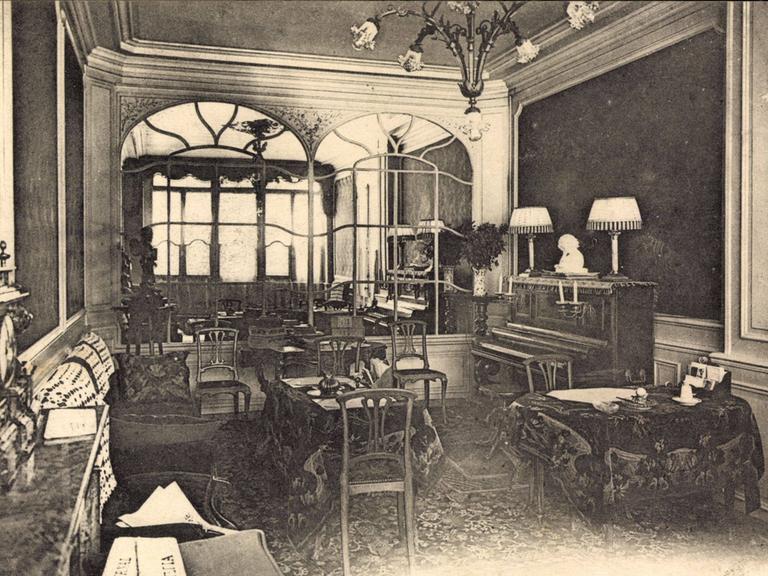 Paris, Hôtel de lOpéra, Salon, Piano, Tische, Stühle.
