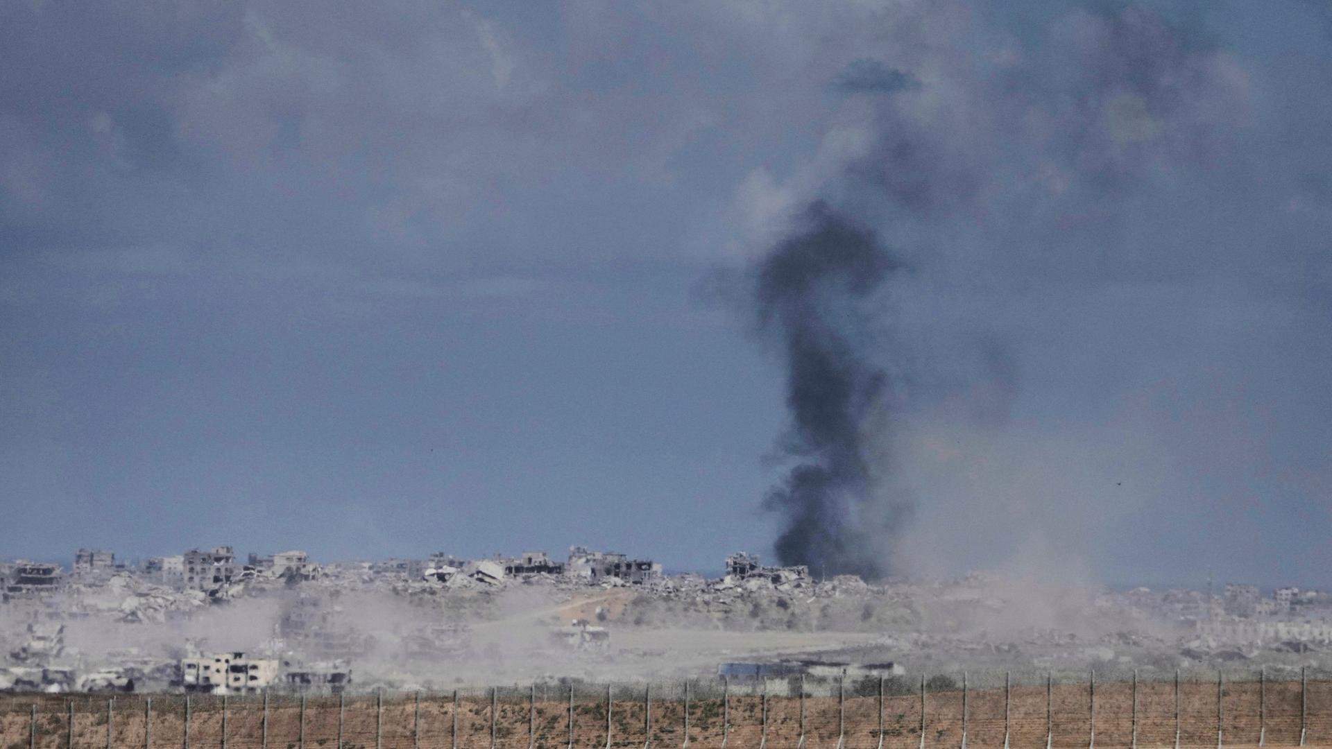 Rauch von israelischem Angriffen ist über Gebäuden im nördlichen Gazastreifen zu sehen, aufgenommen vom Süden Israels aus. 