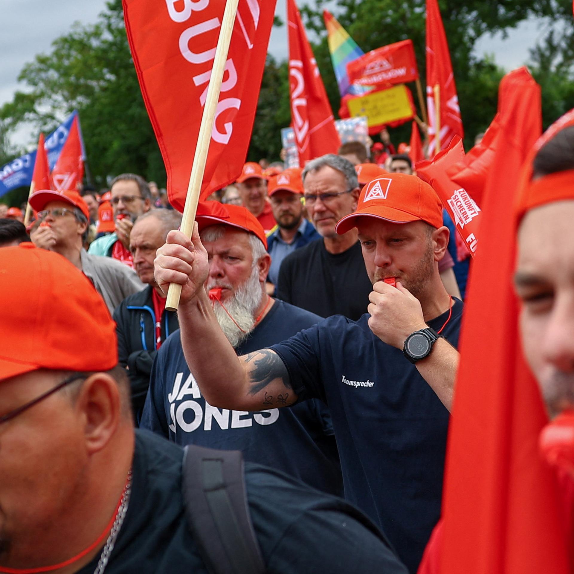 Niedersachsen, Wolfsburg: Mitarbeiter des Automobilherstellers Volkswagen AG und Mitglieder der Gewerkschaft IG Metall demonstrieren am Tag der Aufsichtsratssitzung auf dem Gelände der Volkswagen-Zentrale in Wolfsburg. 