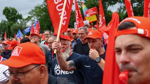 Niedersachsen, Wolfsburg: Mitarbeiter des Automobilherstellers Volkswagen AG und Mitglieder der Gewerkschaft IG Metall demonstrieren am Tag der Aufsichtsratssitzung auf dem Gelände der Volkswagen-Zentrale in Wolfsburg. 
