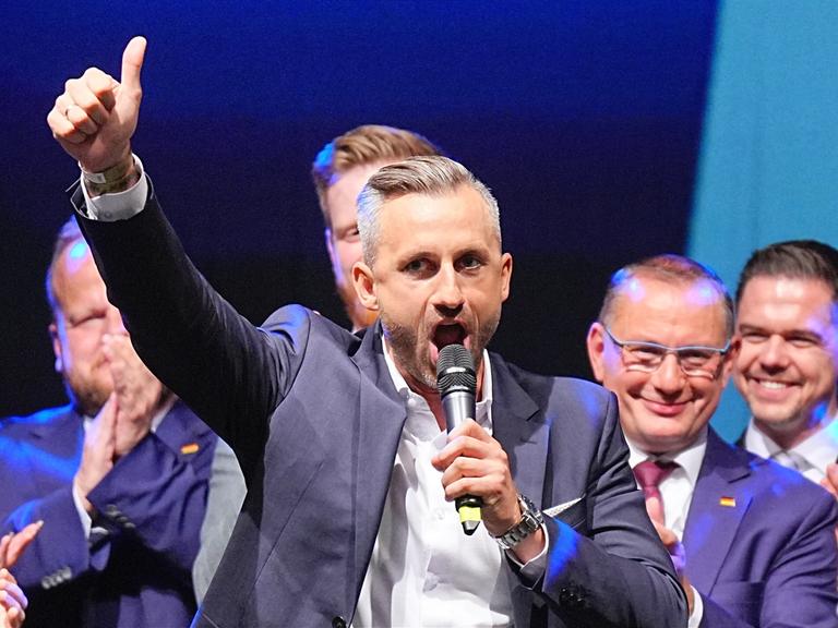 Ulrich Siegmund (AfD), Spitzenkandidat und Co-Vorsitzender der AfD-Landtagsfraktion Sachsen-Anhalt, spricht bei der Wahlparty der AfD.