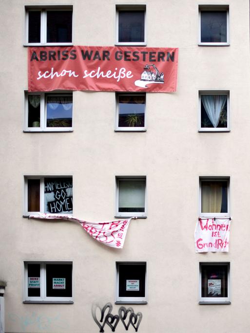 Protesttransparente an der Aussenansicht der Habersaathstraße 40/48 in Berlin Mitte. 