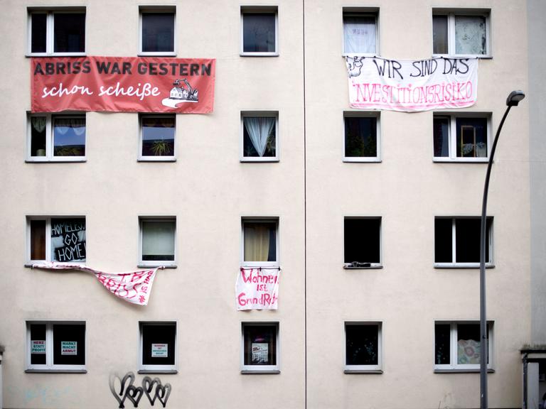 Protesttransparente an der Aussenansicht der Habersaathstraße 40/48 in Berlin Mitte. 